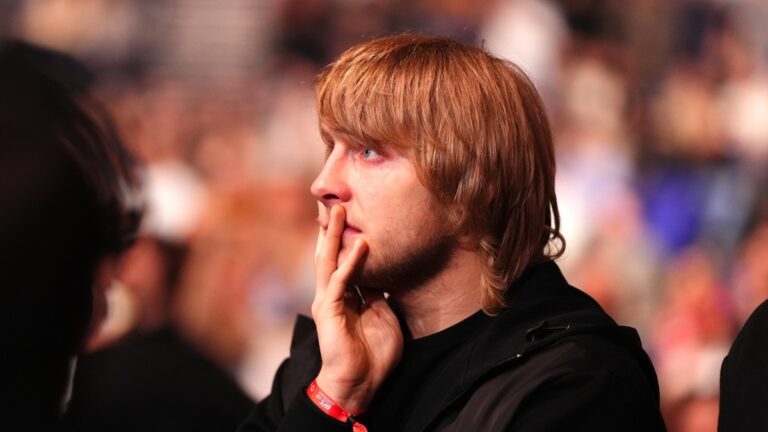 Za tohle ho šéf UFC nepochválí. Pimblett nechápe, že Jones ještě nepřišel o titul, a zastal se Makhacheva