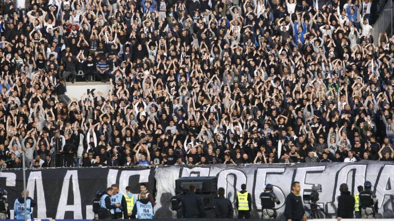 Tohle se nepovedlo! Partizan schytal v derby pořádný debakl, fanoušci si podali trenéra a zničili kabinu svého týmu