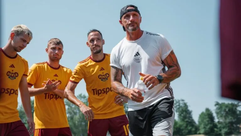 VIDEO: Oblíbený trenér Dukly Pavel Šustr při zákazu fandil v kotli do půl těla