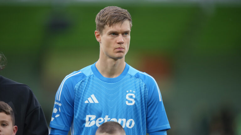 Jakub Surovčík může po derby přijít o místo. Do Alkmaaru už letěl i Vindahl