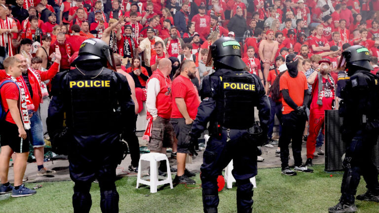 Policisté již ztotožnili několik osob okolo derby. Další vyzývají, ať se přihlásí sami