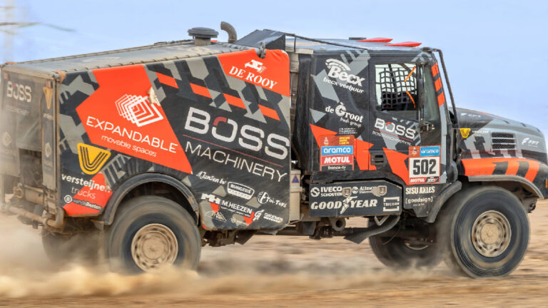 Dakar 2026 – 6. etapa: Loprais vítězí, Attíja zpět na trůnu. Macík ztratil, Brabec slaví po trestu Sanderse