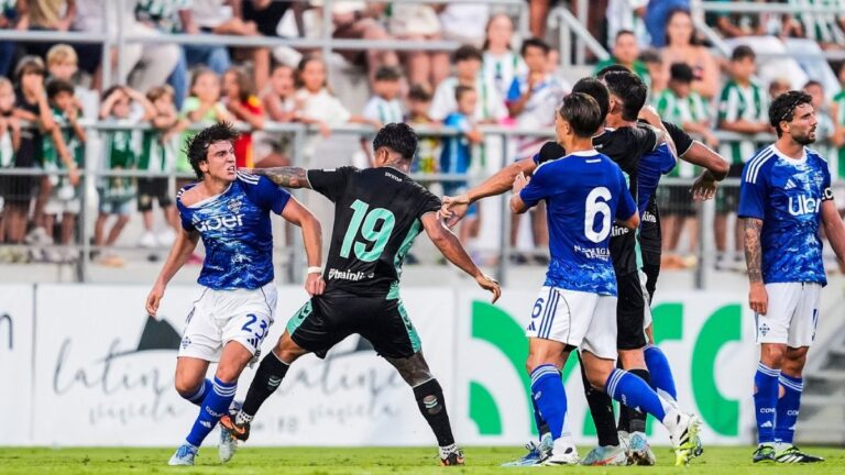 VIDEO: Když se zvrtne přátelák. Duel Betis vs Como nabídl mimo fotbal i pěstní výměny