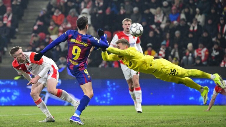 Slavia si z něj neúspěšně dělala srandu, Lewandowski se pomstil gólem a zápisem do dějin