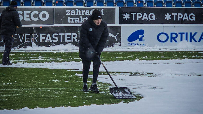 Na Slovácku před derby se Zlínem nasněžilo. S úklidem pomáhal i trenér Skuhravý