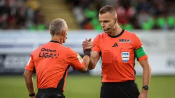 Kolik berou fotbaloví rozhodčí? Odměny v Česku 2026/27 a nejlépe placení sudí v Evropě