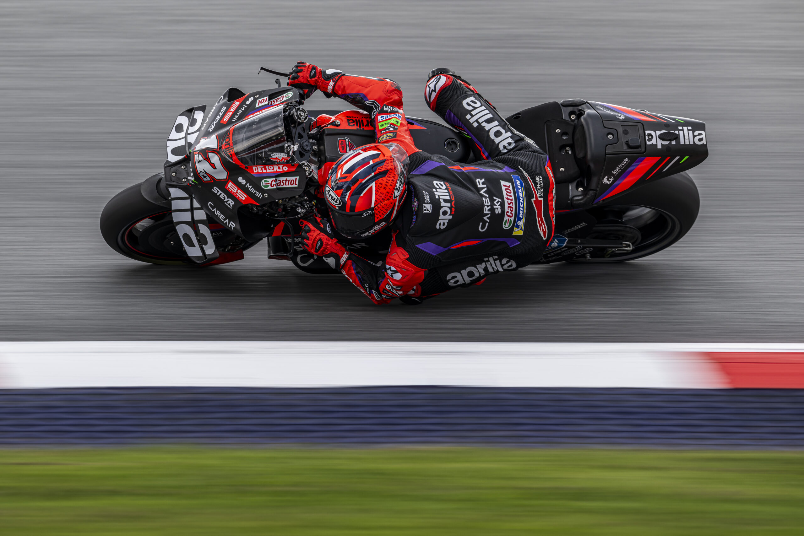 Viñales pokořil všechny soupeře a opět zvítězil ve sprintu MotoGP, Acosta těsně pod pódiem, Bagnaia zklamání s osmým místem