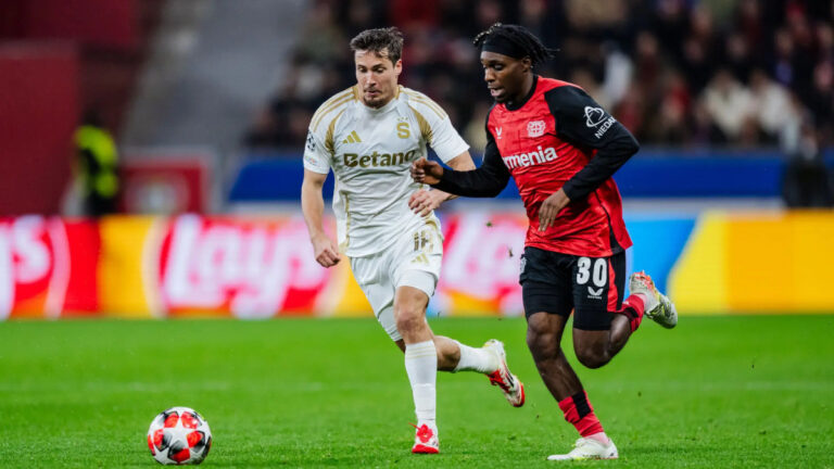 Ztratí Bayer Leverkusen svou oporu? Frimpong zvažuje odchod, lákají ho fotbaloví giganti