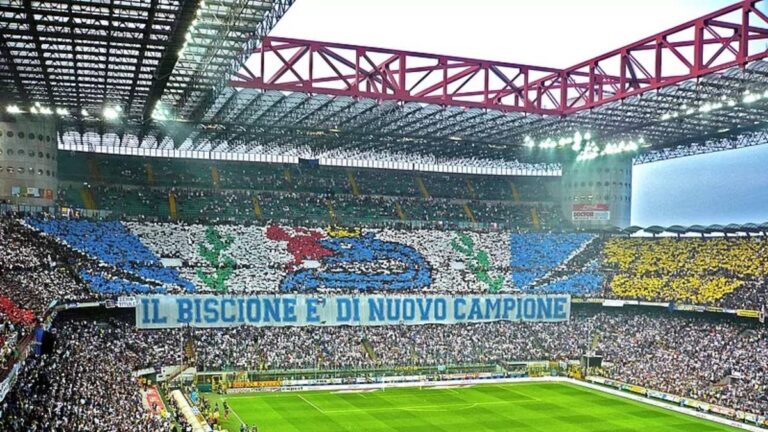 Fotbalová lahůdka. Podívejte se, jak se italský reprezentant dostal elegantně do šance a potopil bývalého zaměstnavatele. Inter Milán vyhrál 3:1