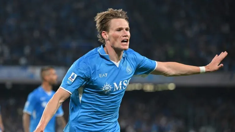 Neapol má nového boha. Maradonu dotahuje Skot McTominay, jenž parádními nůžkami rozhodl o titulu