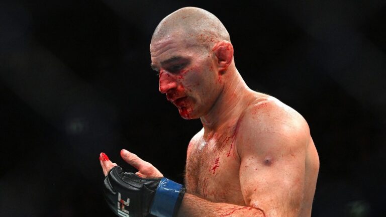 Bývalý šampion UFC Strickland čelí po prohře ostré kritice od svého kouče: Jestli mu jde jen o peníze, ať to řekne