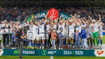 Fandí celej Bobík: Sigma oslavila triumf v MOL Cupu projížďkou na vlečce traktoru, v kabině hrála Letná