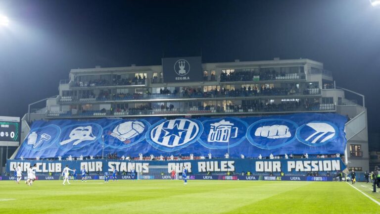 To je posun! Dva roky zpět prasečí hlavy před stadionem, teď Sigma Olomouc s fanoušky dobývá Mohuč