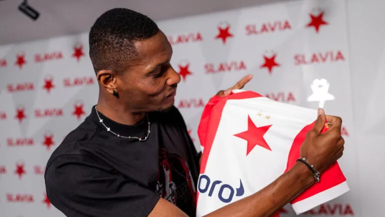 Deli přeci jen přestupuje do Slavie. Klub jej oznámil jako posilu do B-týmu