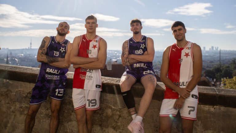 Basketbalová Slavia představila nové dresy. Tradice je zpět, venkovní sada překvapí