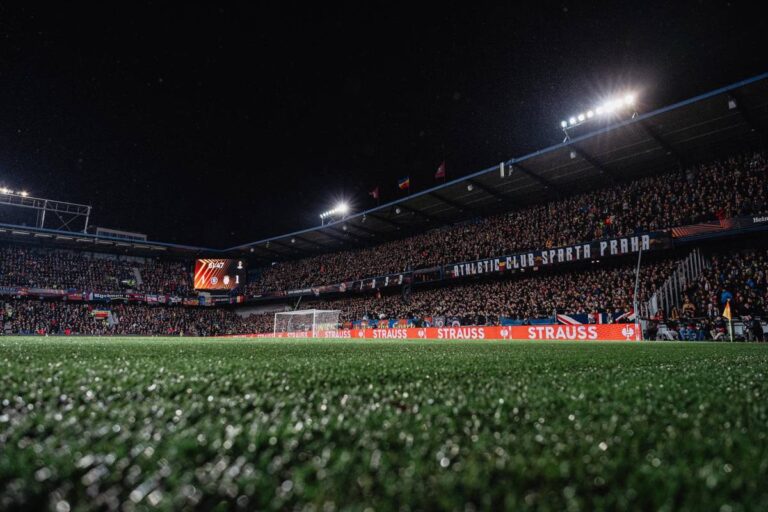 Turci se smějí, fanoušci litují spálených šancí. Sparta od Liverpoolu vyfasovala bůra. Jak reaguje veřejnost?