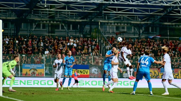 „Jsme nejtrapnější tým v lize. Rosický, otevři oči a vyhoď půlku kádru,“ zlobí fanoušci Sparty