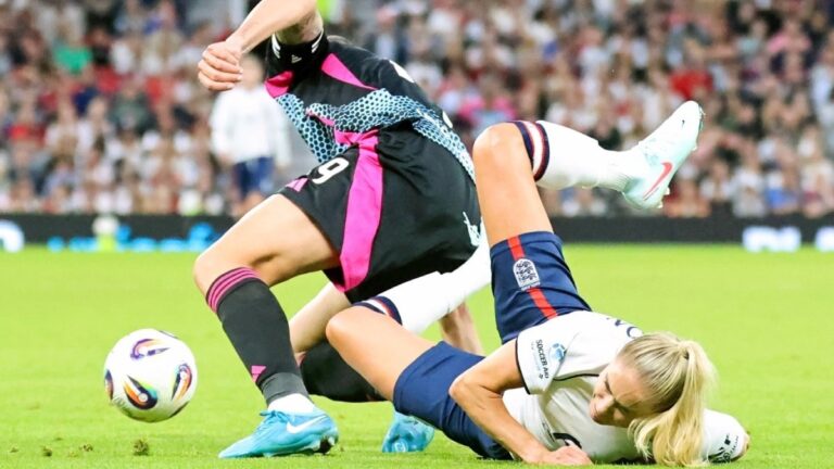 Bonucci nadchl odpůrce ženského fotbalu. V duelu poslal k zemi bývalou kapitánku Anglie, video je virálem