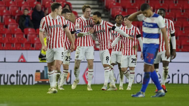 Nejlepší auty v historii fotbalu? Kvůli Delapovi ze Stoke jednou brankář radši odkopl míč na roh