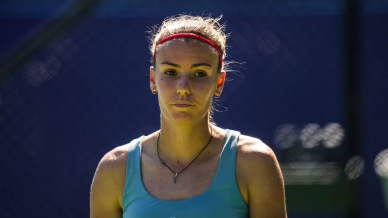 Životní jízdu ukončil zásah míčkem. Ruská tenistka teď pálí do WTA