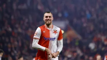 VIDEO: Chorý nakopl míč na tribunu, fanoušci Sparty zuřili. Vyfasoval žlutou kartu