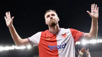 Tady musí jít rivalita stranou. Chorý zkolaboval vyčerpáním, fanoušci se mu na sítích vysmívají