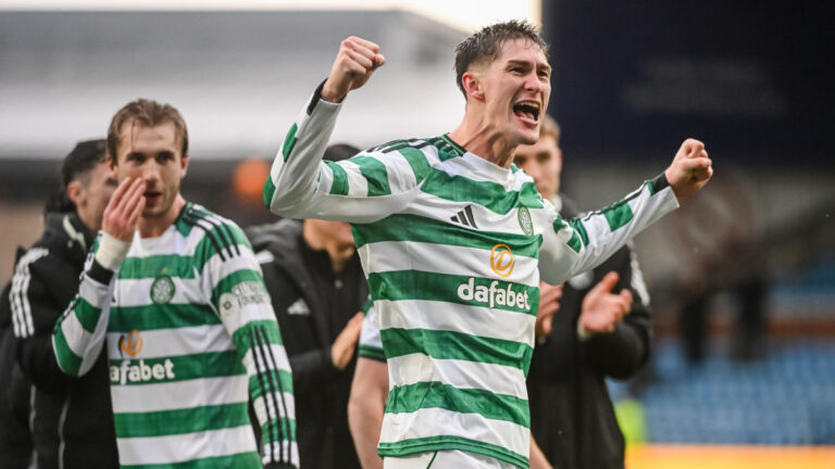 Čvančara se v Celticu pořádně rozjíždí. Českého útočníka chválí i trenér O’Neill