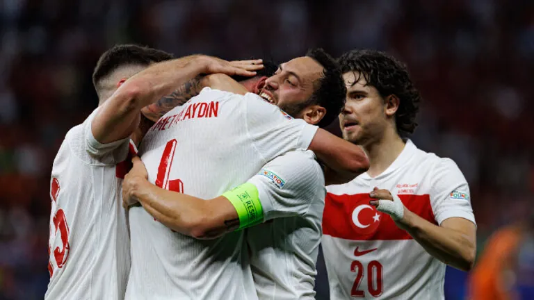 Turecká média cupují svou reprezentaci kvůli výbuchu s Austrálií. Demiral vybízí ke klidu