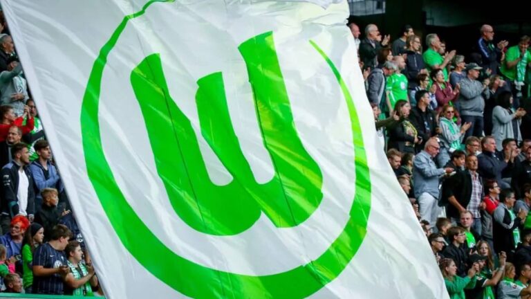 Bundesligový fotbalista odmítl podepsat duhový dres a urazil LGBTQ+ komunitu, Wolfsburg jej suspendoval