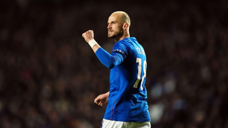 VIDEO: Provokatér Václav Černý? Rangers ovládli derby se Celticem, Čech postříkal fanoušky vodou. Zasahovat musela policie