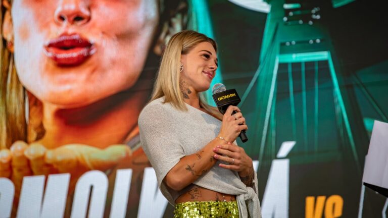 8 výher v řadě, emoce i odvážné fotky. Smolková si podmaňuje fanoušky, klaní se jí i Procházkův trenér