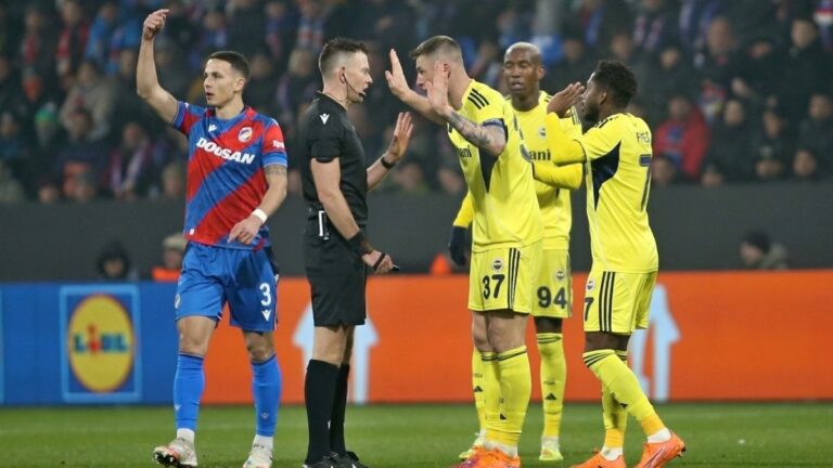 Turecký pláč nekončí. Fenerbahce podalo stížnost na výkon rozhodčího v utkání proti Plzni, Češi se smějí