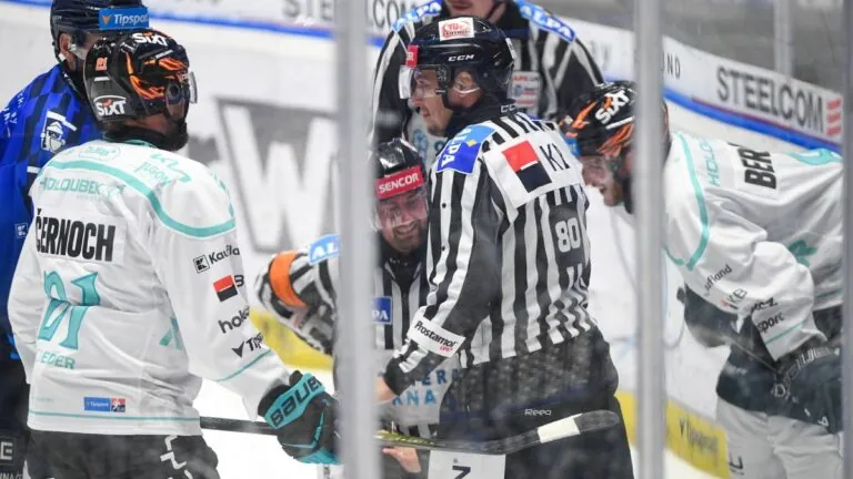 Sudí v duelu Vítkovic a Karlových Varů dostal pukem, peprnou reakcí rozesmál halu. Frodl udržel nulu