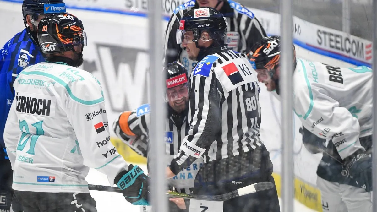 Sudí v duelu Vítkovic a Karlových Varů dostal pukem, peprnou reakcí rozesmál halu. Frodl udržel nulu