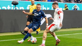 VIDEO: Krásný moment v duelu s Coufalem. Fanoušek chtěl netradičně dres sudího