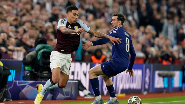 Aston Villa díky otočce sahala po postupu, nakonec slaví PSG. Dalším semifinalistou je Barcelona