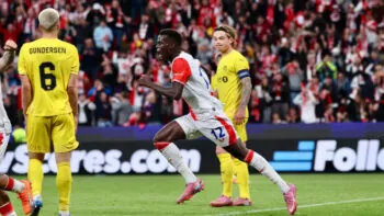 Slavia smetla české nabídky. Mbodjiho posílá do Belgie s přísnou doložkou o minutách