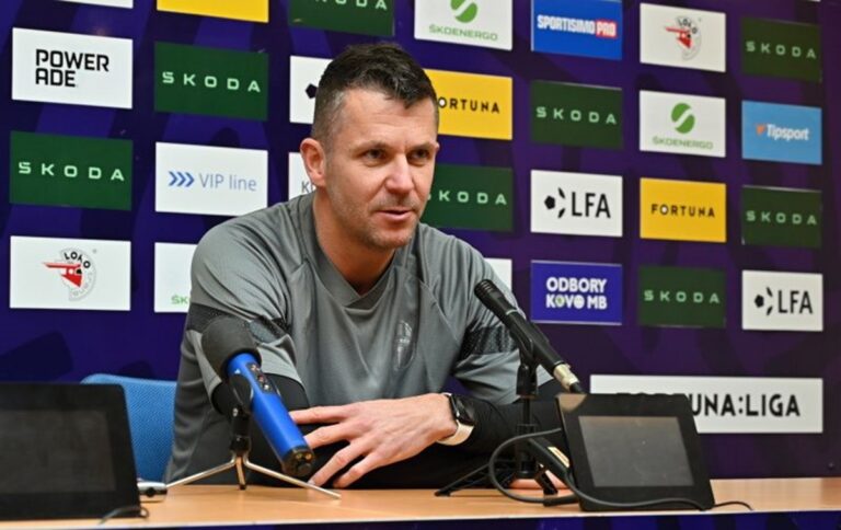 Rozhodující moment zápasu? Trenér Mladé Boleslavi Holoubek se místo penalty svého týmu díval na reportérku, tu posléze zaskočil v rozhovoru