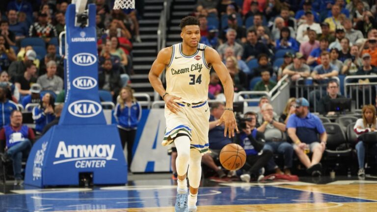 Udrží tím Giannise? Bucks zahodili Lillarda, přivedli Turnera