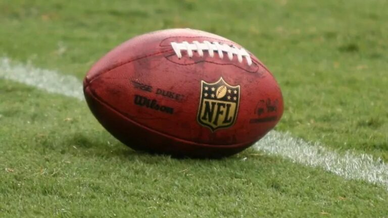 VIDEO: Hororové zranění v NFL, nic pro slabé povahy, holeň na dvě půlky. Jeden z favoritů na Super Bowl přišel o hvězdu. Nebezpečný sport, zoufá si trenér