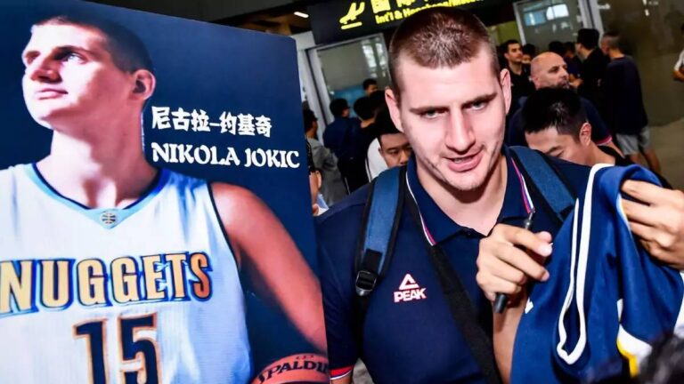 Nikola Jokič opět zvolen nejužitečnějším hráčem, vyrovnal tím legendy NBA