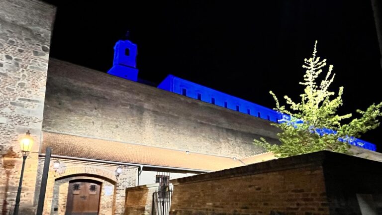 Špilberk se zbarvil do modra. Noc v Brně byla dlouhá