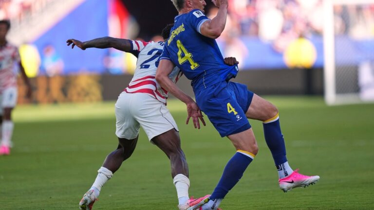 Historický postup USA s hořkou příchutí. Balogun dostal červenou po selhání VAR, trenér Pochettino i fanoušci zuří